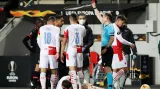 Moment utkání Slavia - Leverkusen: Vyloučení Bellarabiho (22. min.)
