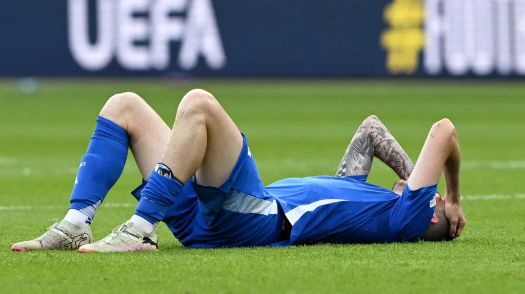 Alessandro Bastoni na trávníku po porážce od Švýcarska v osmifinále Eura