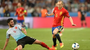 Španěl Iniesta v souboji s tureckým reprezentantem Sahinem