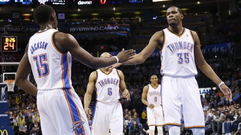 Reggie Jackson (vlevo) a Kevin Durant z Oklahomy