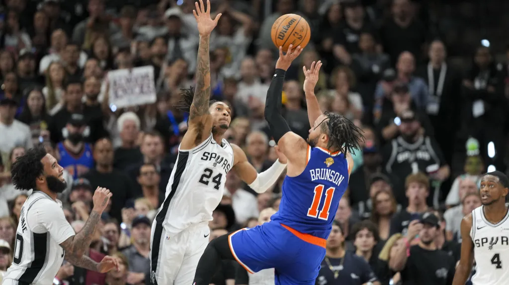 Hvězda Knicks Jalen Brunson zakončuje přes Devina Vassella