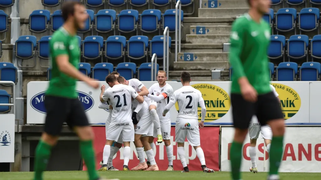 Fotbalisté Slovácka (uprostřed) se radují z gólu proti Příbrami