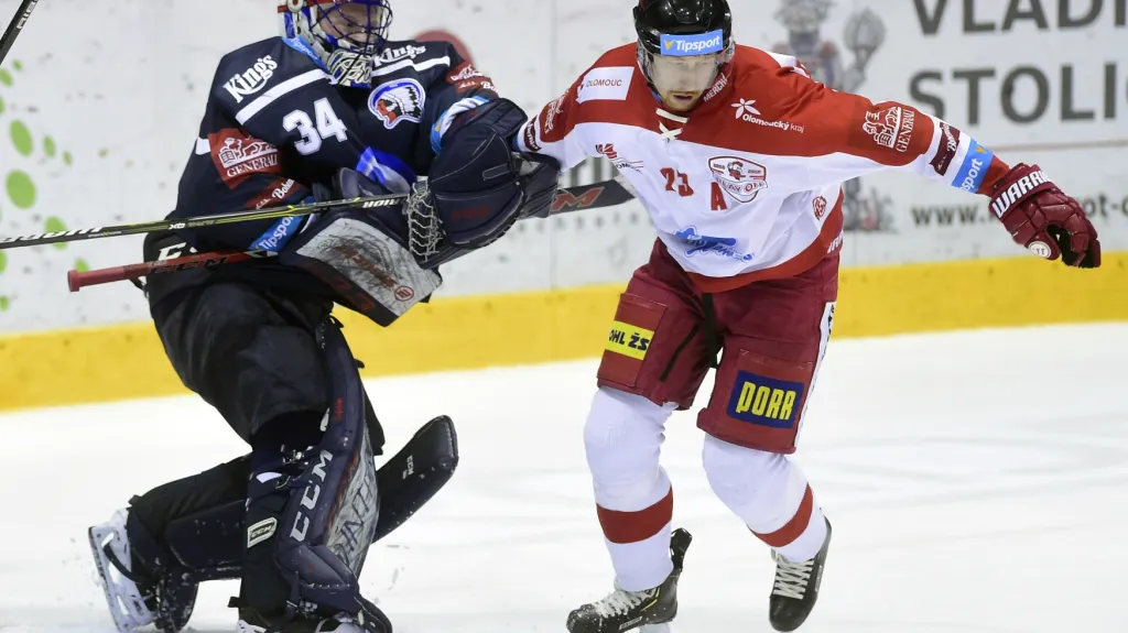 Plzeňský brankář Dominik Frodl svádí souboj s olomouckým Jiřím Ondruškem