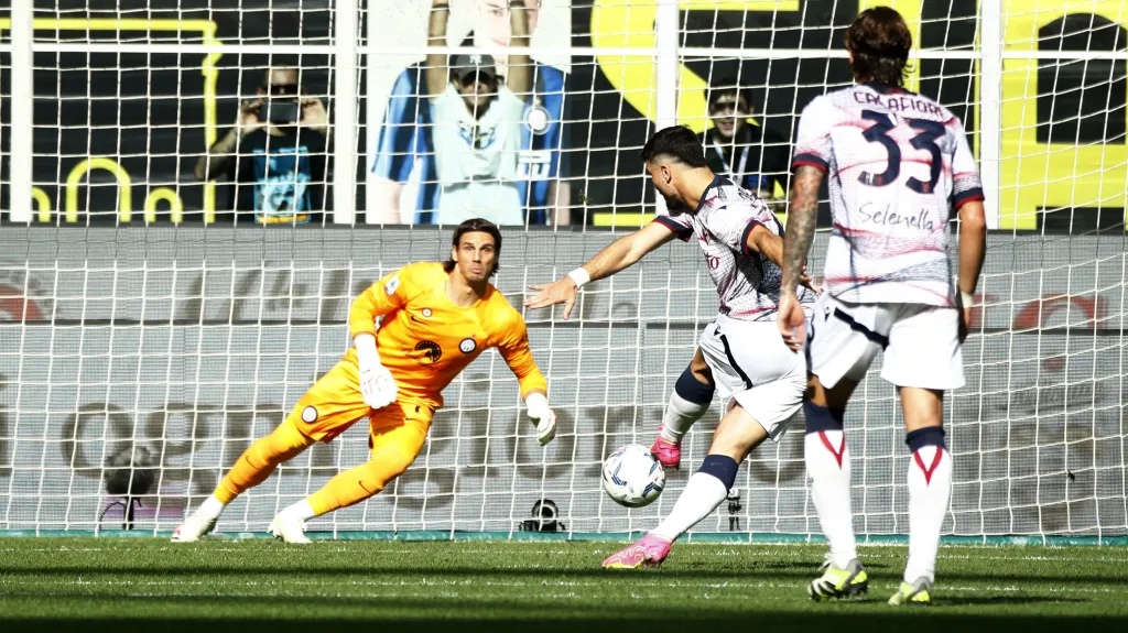 Orsolini z Boloni dává z penalty gól Interu