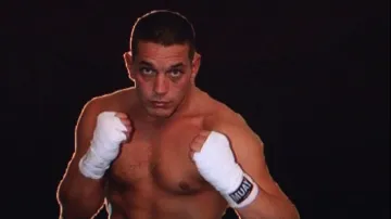 Člen ochranky Alex Vedra