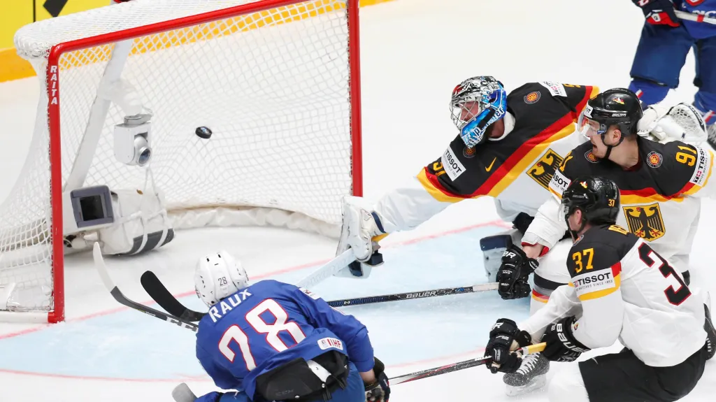 Francouz Damien Raux střílí gól do sítě Německa