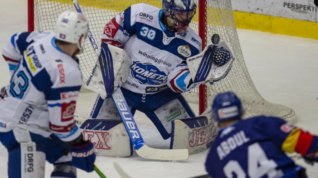 Brněnský brankář Matej Tomek kryje šanci Českých Budějovic