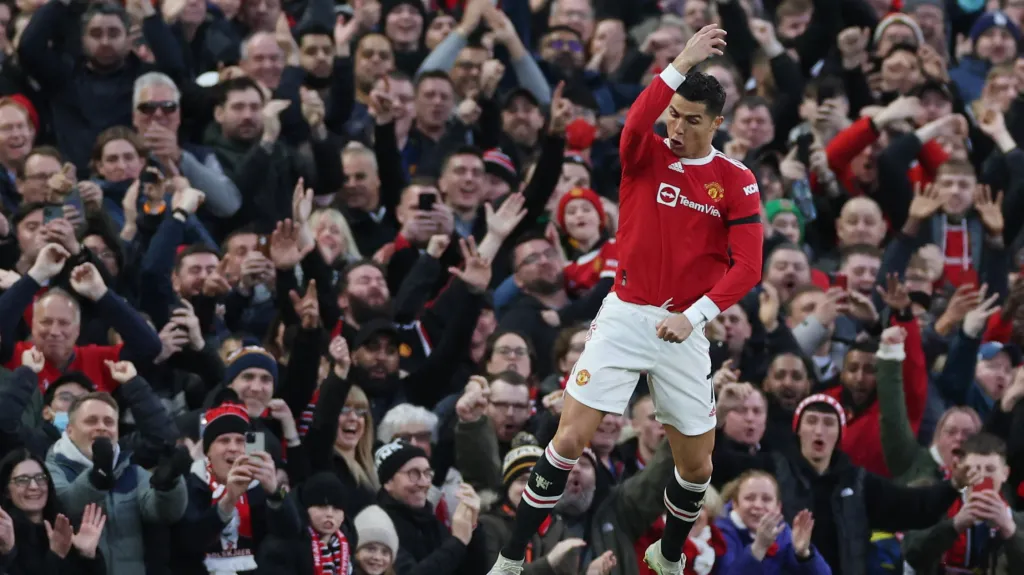 Cristiano Ronaldo z Manchesteru United oslavuje gól 