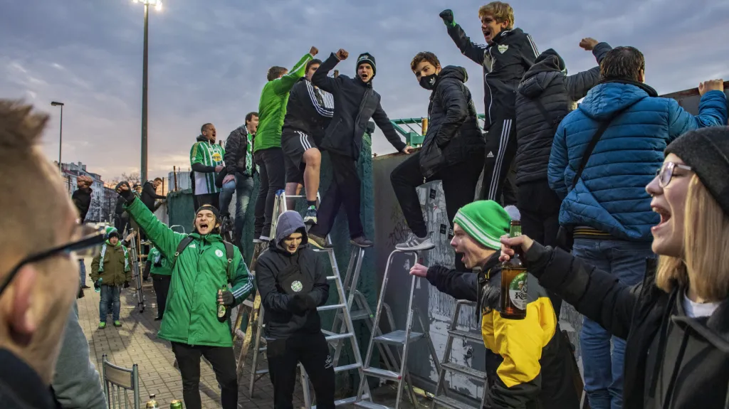 Fanoušci Bohemians 1905 sledují zápas přes plot