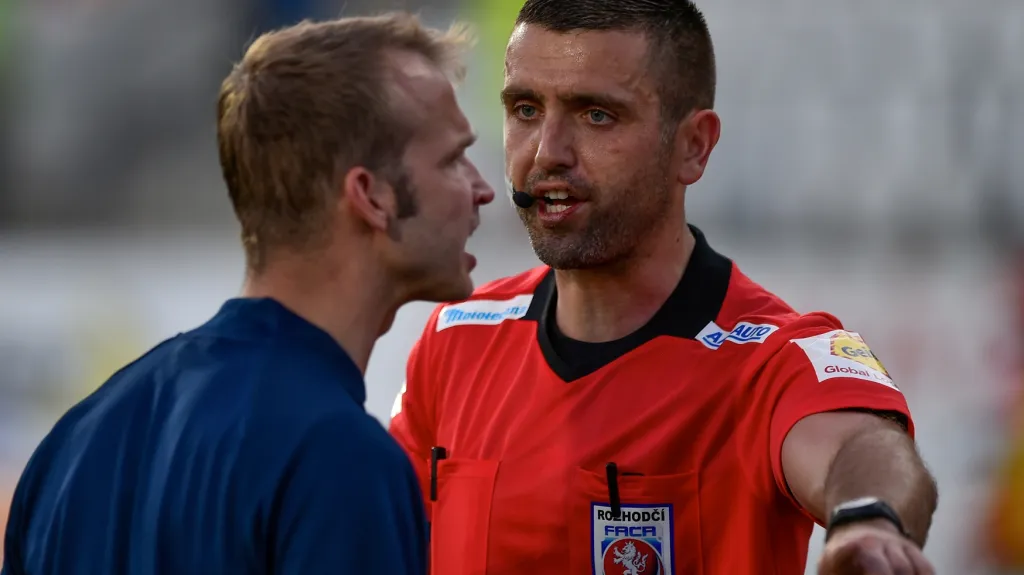 Sudí Martin Nenadál (vpravo)