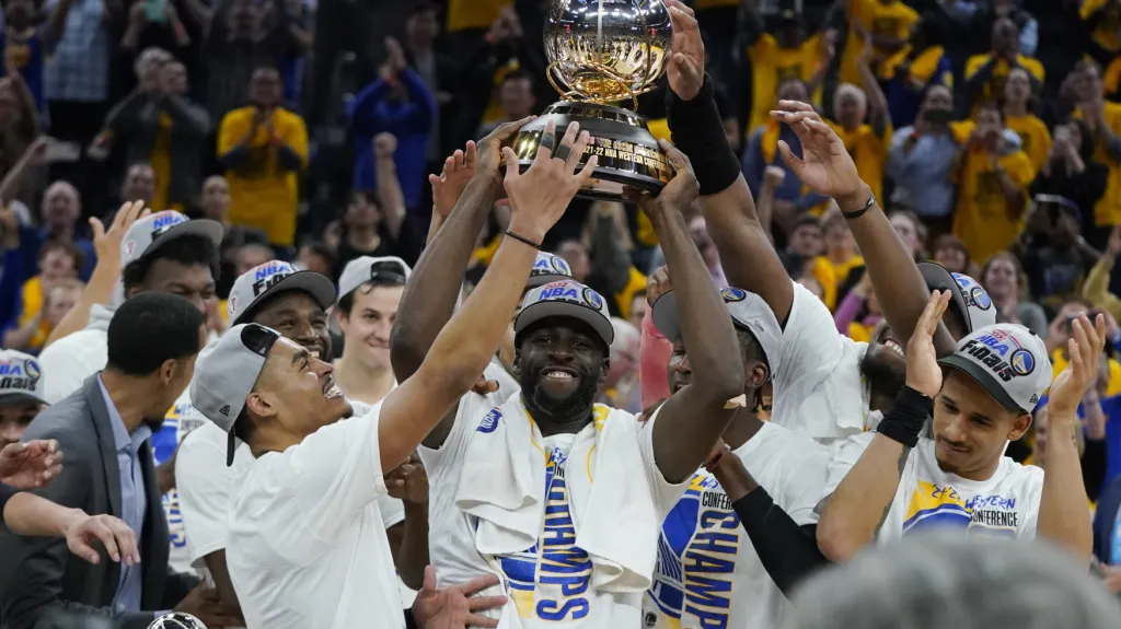 Basketbalisté Golden State s trofejí pro vítěze finále Západní konference NBA