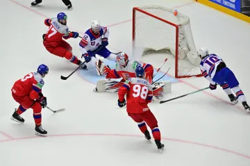 Brankář Karel Vejmelka v utkání proti USA