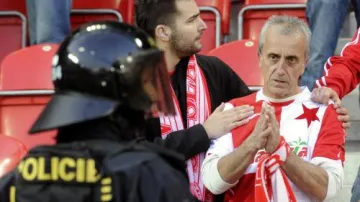 Fanoušek Slavie se staví proti policii