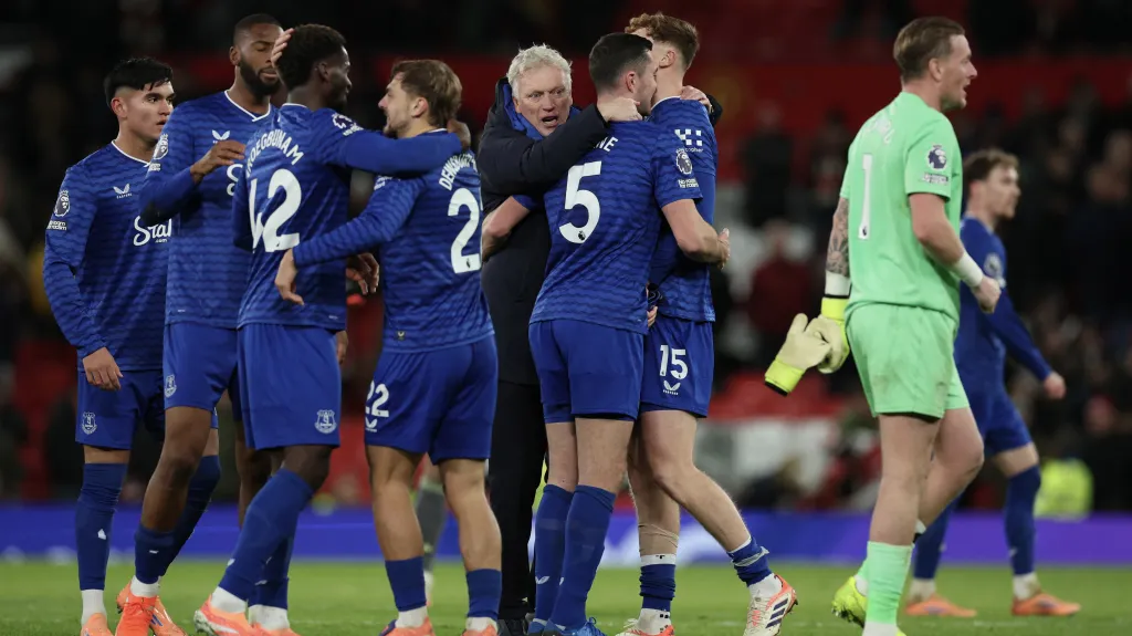 Trenér David Moyes oslavuje s hráči Evertonu vítězství
