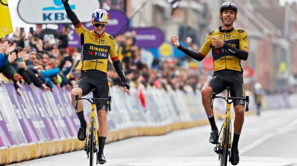 Wout van Aert a Christophe Laporte v cíli závodu Gent–Wevelgem