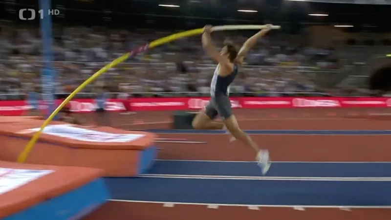 Duplantis posunul vlastní venkovní maximum na 616 cm