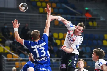 Norský střelec Sander Sagosen pálí přes blok Andrese Gudmundssona