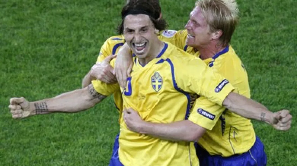 Švédští fotbalisté Zlatan Ibrahimovic a Petter Hansson slaví gól v zápase proti Řecku