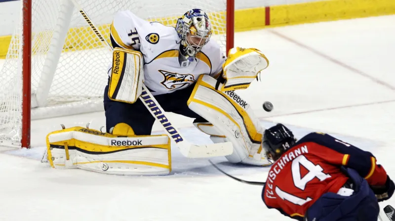 Tomáš Fleischmann střílí na branku Nashvillu