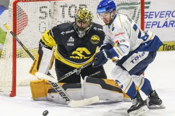 Litvínovský brankář Matej Tomek čelí kladenské šanci