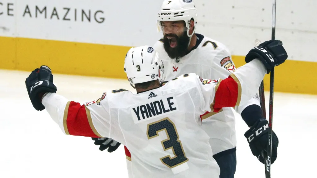 Radko Gudas a Keith Yandle z Floridy oslavují gól v utkání NHL