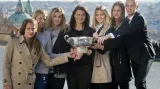 Tenistky se fotily s vítěznou trofejí na Hradčanech