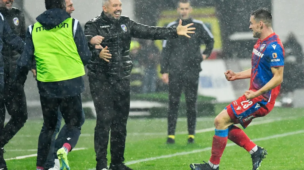 Lukáš Kalvach (vpravo) se raduje s realizačním týmem Plzně