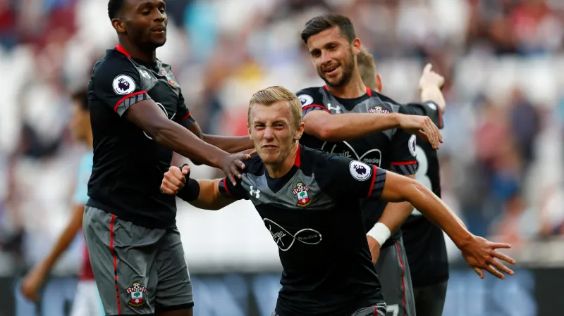 James Ward-Prowse (uprostřed) ze Southamptonu se raduje ze vstřelené branky