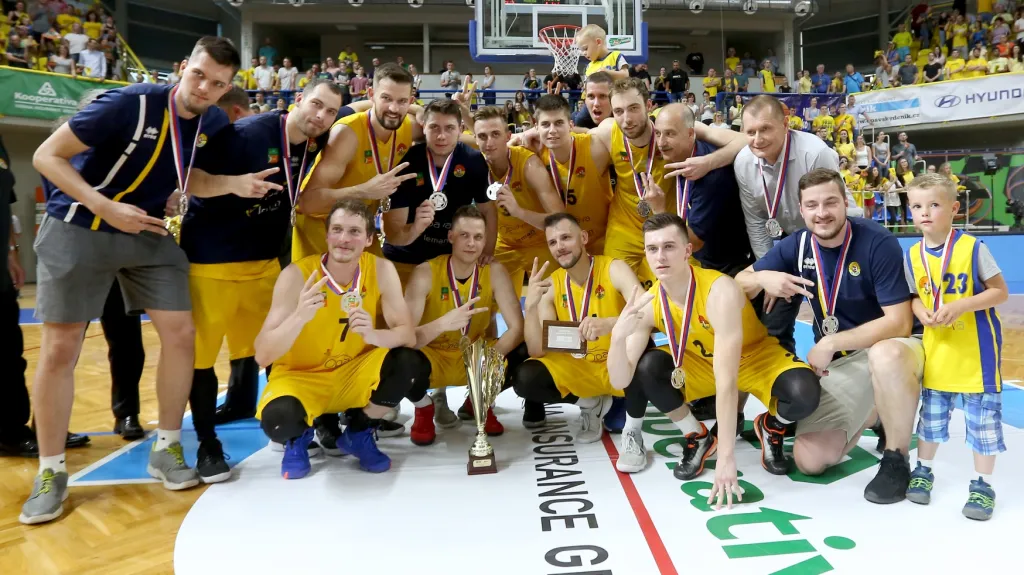 Basketbalisté Opavy s trofeji pro vicemistry NBL