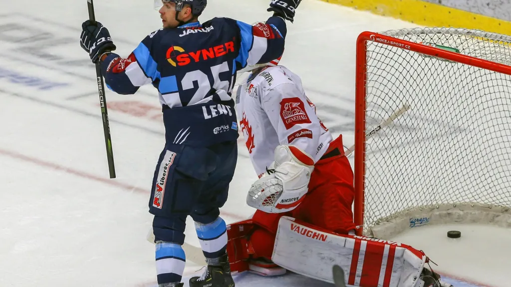 Radan Lenc z Liberce překonává Šimona Hrubce z Třince