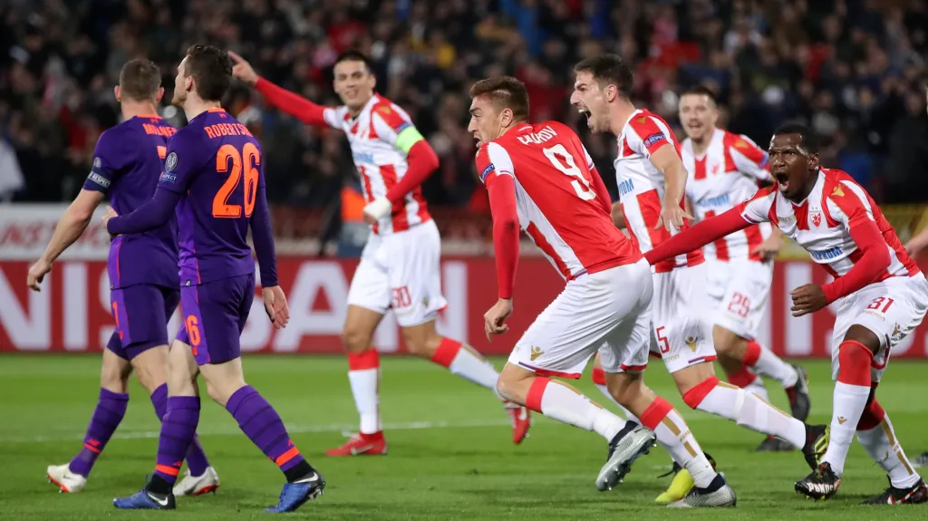 Fotbalisté CZ Bělehrad se radují z gólu proti Liverpoolu