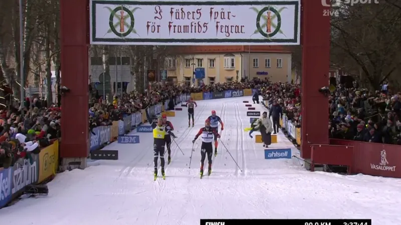 Závěr Vasaloppetu s vítěznými Perssonem a Fletenovou
