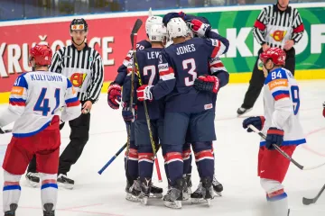Hokejisté USA slaví gól proti Rusku