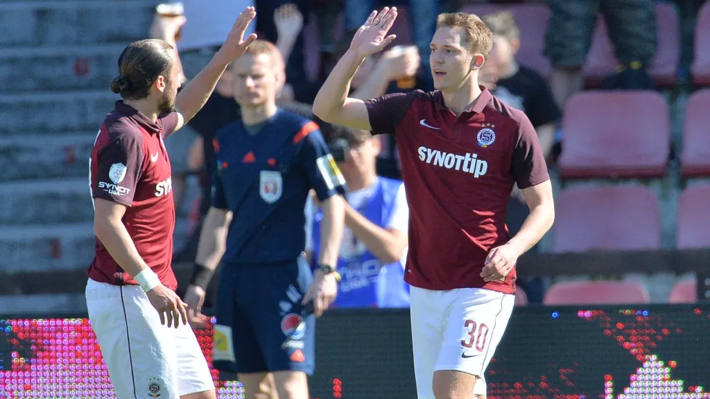 Lukáš Juliš (vpravo) se raduje s Petrem Jiráčkem ze vstřelené branky