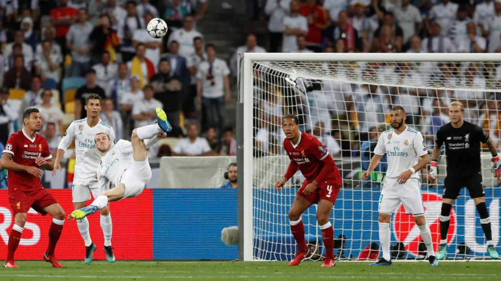 Gareth Bale (v letu) střílí jeden z nejkrásnějších gólů historie LM