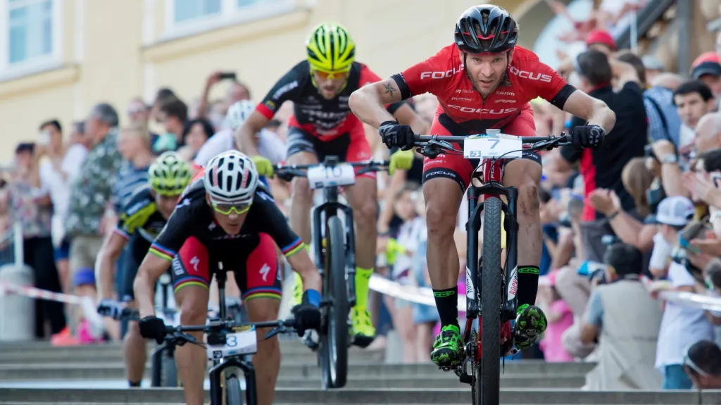 Švýcar Florian Vogel (vpravo) vyhrál exhibiční závod na horských kolech Pražské schody