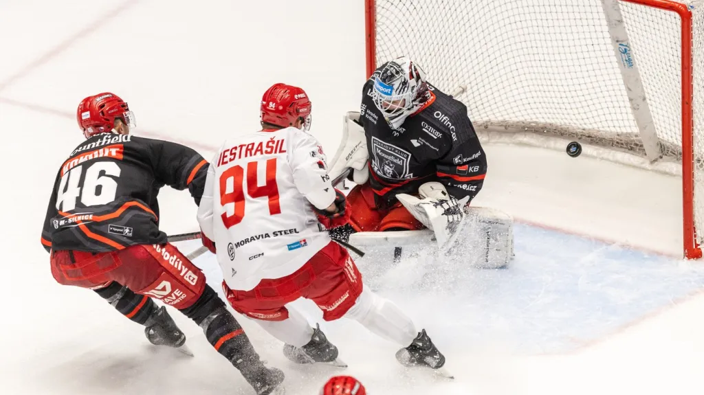 Andrej Nastrašil z Třince dává Hradci gól