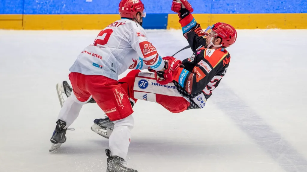 Vladimír Dravecký z Třince srazil hradeckého Kevina Klímu