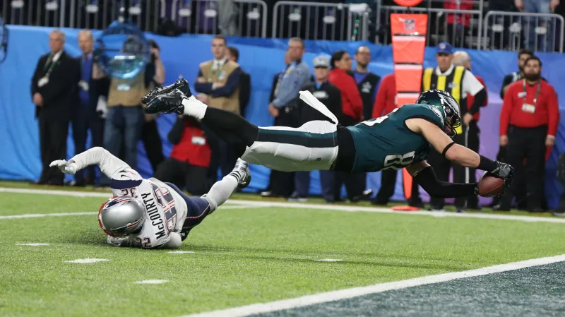 Zach Ertz skóruje vítězný touchdown