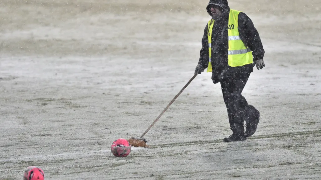 Trávníkář na Dukle odklízí sníh