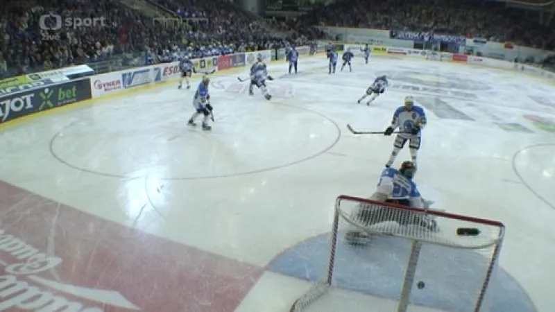 Hořava vystřelil, Růžička puk nešťastně tečoval na vlastní gól - 1:0