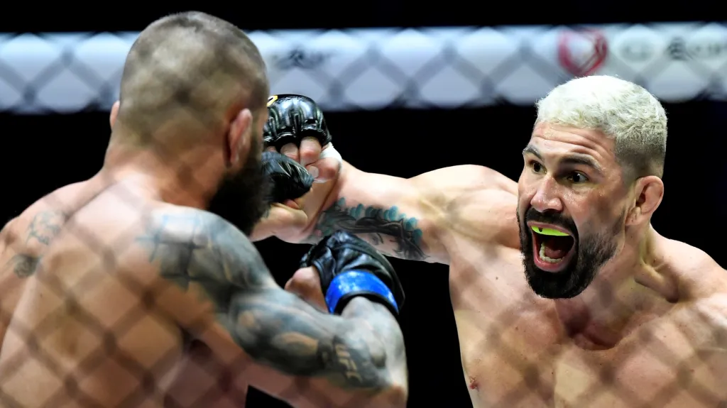 Attila Végh (vpravo) v souboji s Karlosem Vémolou