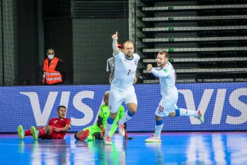 Lukáš Rešetár a Michal Seidler oslavují gól na MS ve futsalu