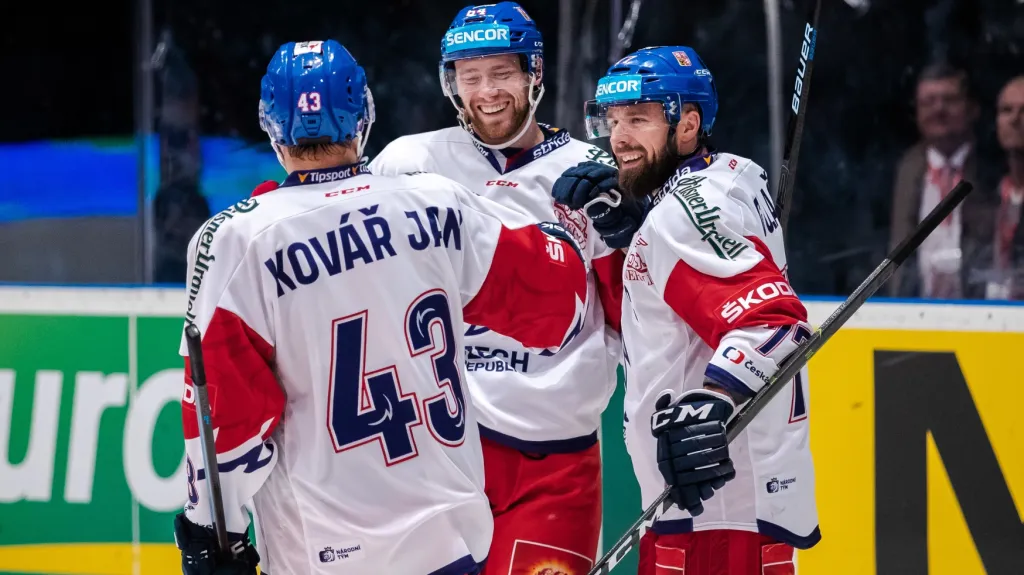 Čeští hokejisté se radují z gólu proti Švédsku