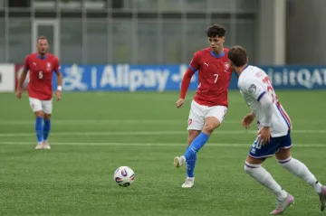 Ladislav Krejčí v utkání na Faerských ostrovech