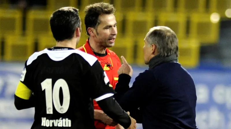 Petr Rada diskutuje se sudím Radkem Matějkem a Pavlem Horváthem