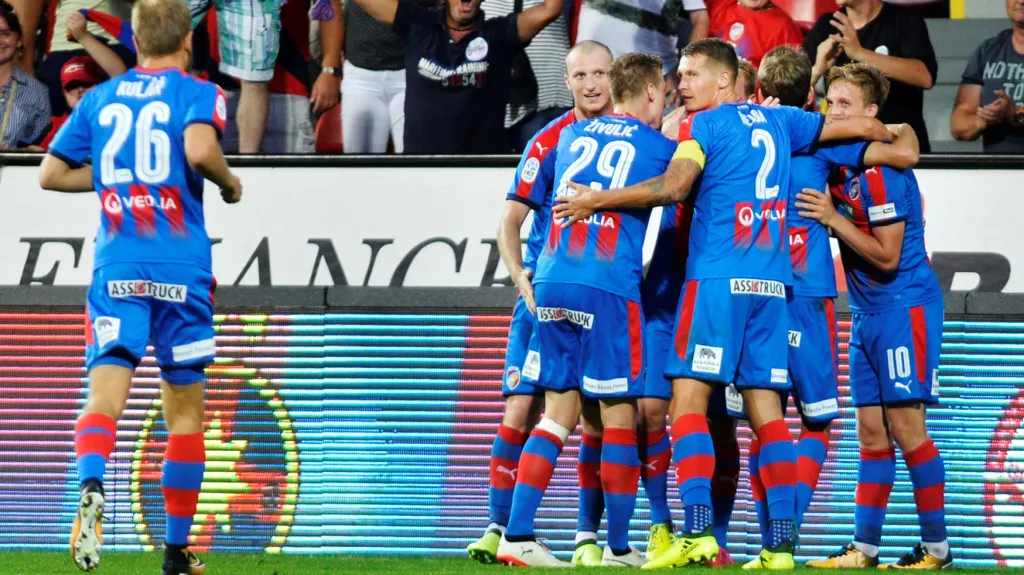 Fotbalisté Plzně slaví vstřelený gól