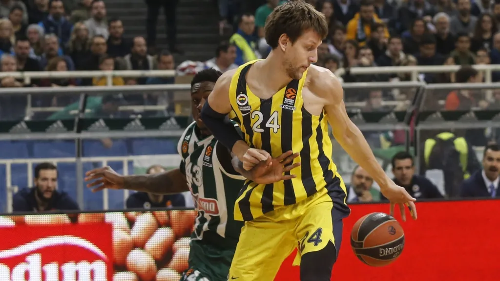 Jan Veselý z Fenerbahce (vpravo) v utkání proti Panathinaikosu