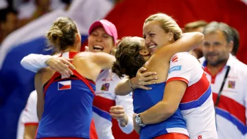 Radost českých tenistek po vítězství ve Fed Cupu