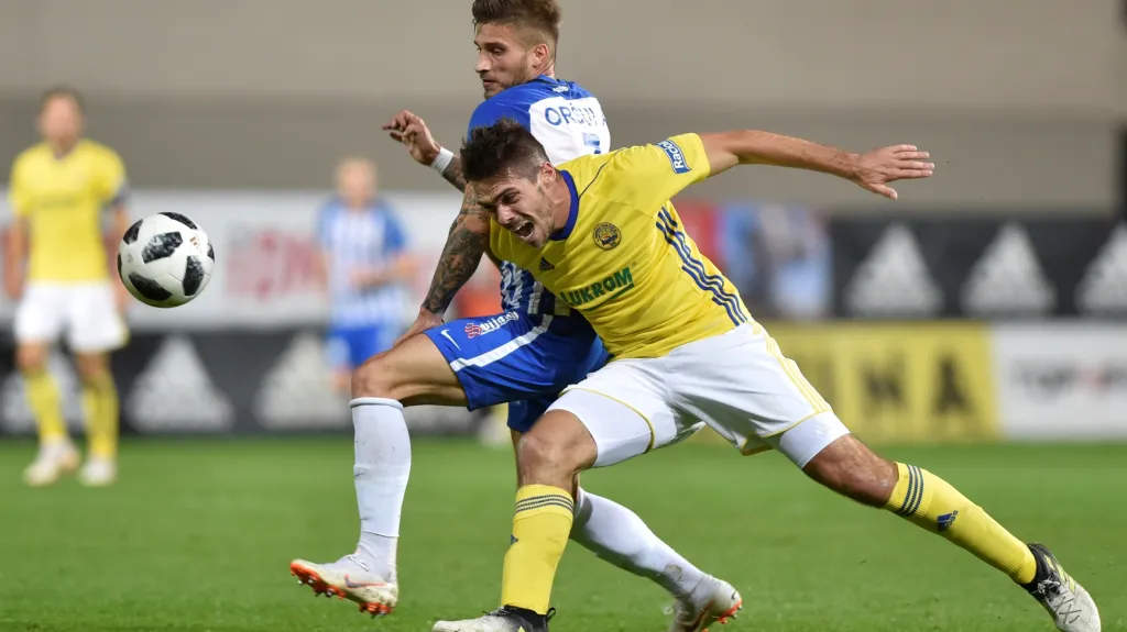 Liberecký Filip Oršula v souboji s Petrem Buchtou